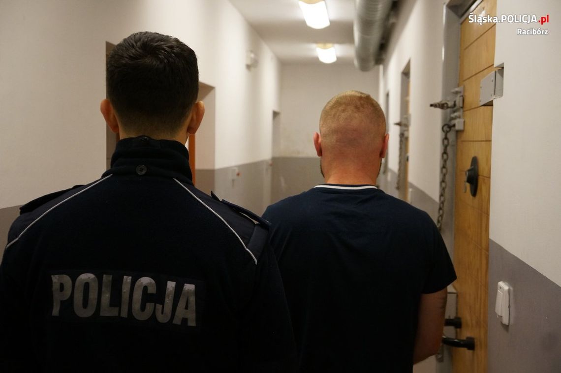 Pijak w passacie chciał przekupić policjantów. Obiecał im tysiaka, w zamian za puszczenie go wolno