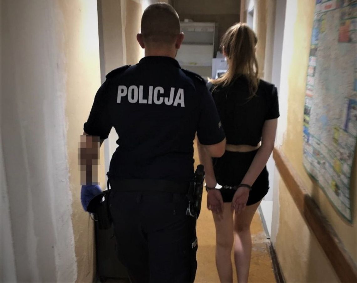 Pijana 17-latka przewróciła wojskową bramkę i ugryzła w palec policjanta