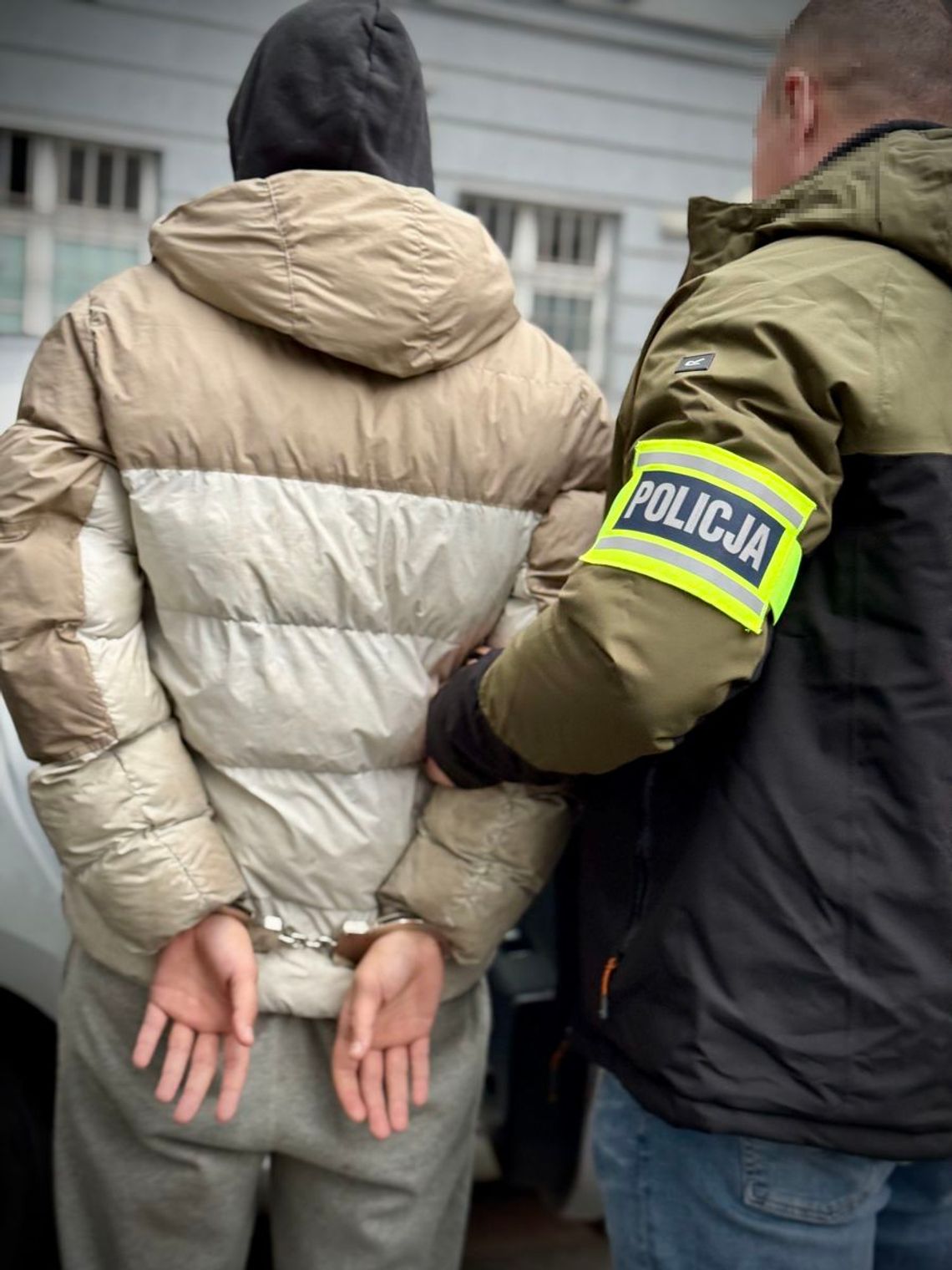 Pijana 18-latka uderzyła kierowcę autobusu w twarz. Po jej zatrzymaniu policjanci znaleźli narkotyki