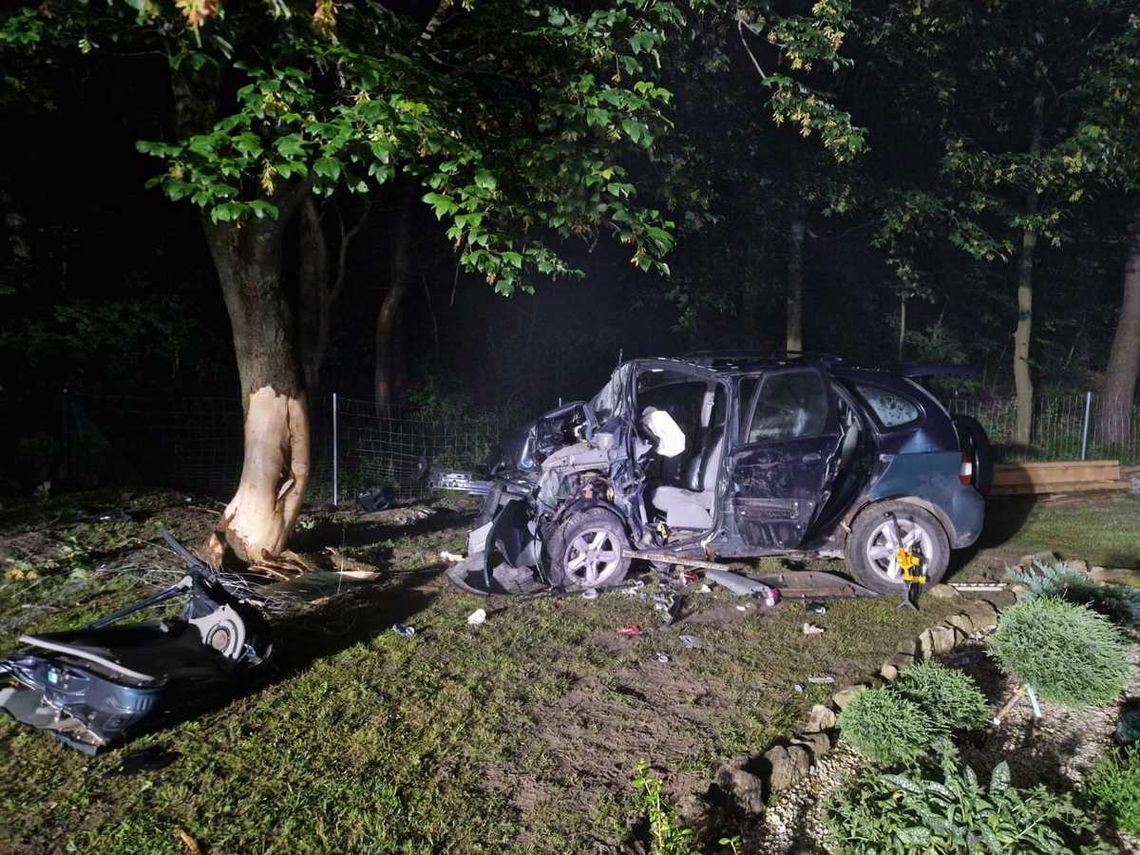 Pijana 22-latka bez prawka wjechała autem w drzewo. Trzy osoby trafiły do szpitala
