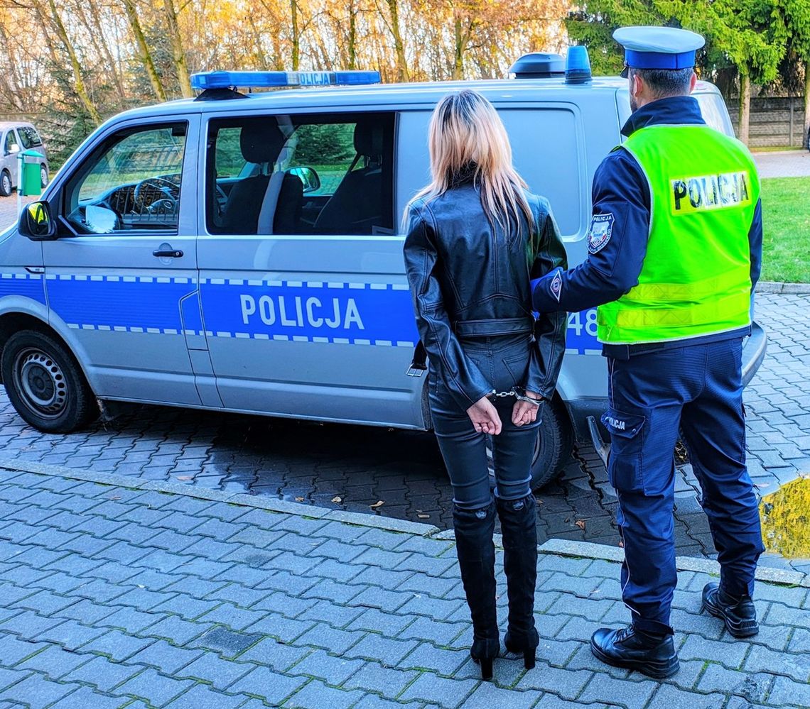 Pijana 22-latka kierowała volvo, w aucie były narkotyki. Jej znajomy sam zgłosił się na policję Pijana 22-latka kierowała volvo, w aucie były narkotyki. Jej znajomy sam zgłosił się na policję