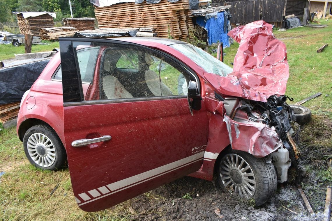 Pijana 25-latka uciekała przed policją. Uderzyła w Mercedesa i rozbiła Fiata na ogrodzeniu Pijana 25-latka uciekała przed policją. Uderzyła w Mercedesa i rozbiła Fiata na ogrodzeniu
