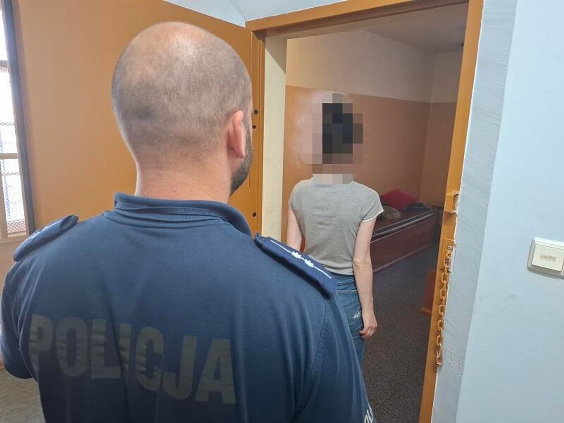 Pijana 26-latka chodziła nocą po torach. Okazało się, że jest poszukiwana i ma przy sobie narkotyki Pijana 26-latka chodziła nocą po torach. Okazało się, że jest poszukiwana i ma przy sobie narkotyki