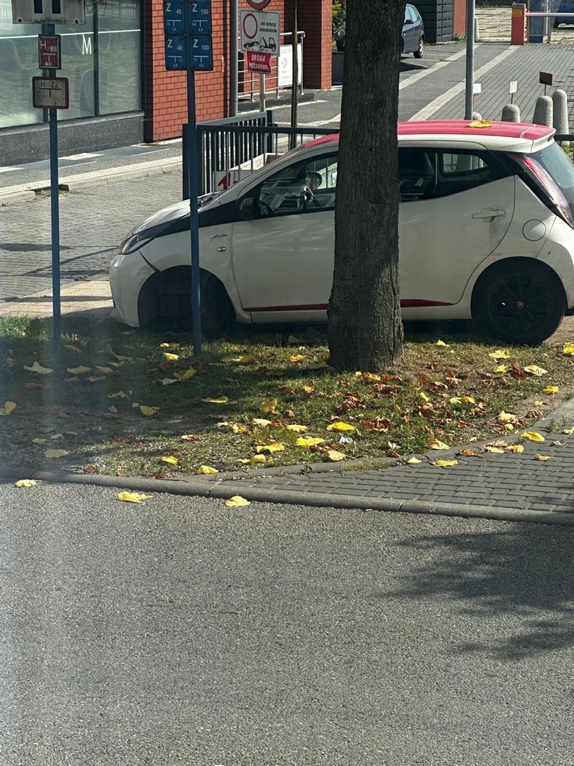 Pijana 32-latka próbowała jechać autem bez opon. Odpadły po uderzeniu w krawężnik Pijana 32-latka próbowała jechać autem bez opon. Odpadły po uderzeniu w krawężnik