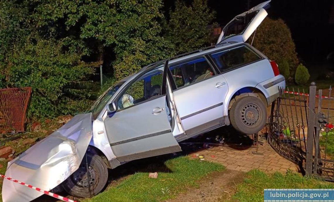 Pijana 33-latka rozpędziła passata i rozbiła auto na ogrodzeniu. Kobieta złamała kręgosłup