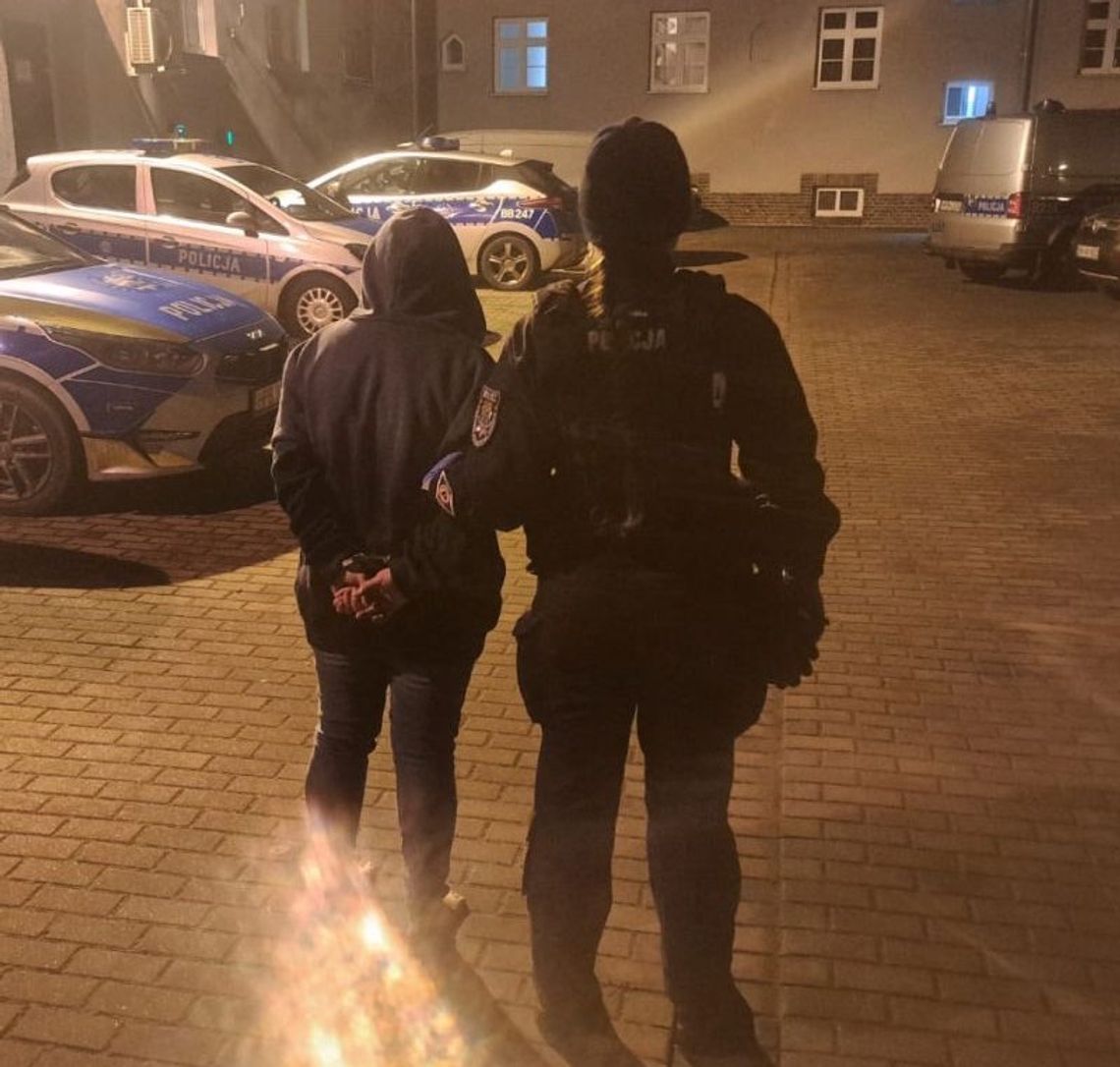 Pijana 33-latka wtargnęła do L-ki i nie chciała wysiąść. Policjanci znaleźli przy kobiecie narkotyki