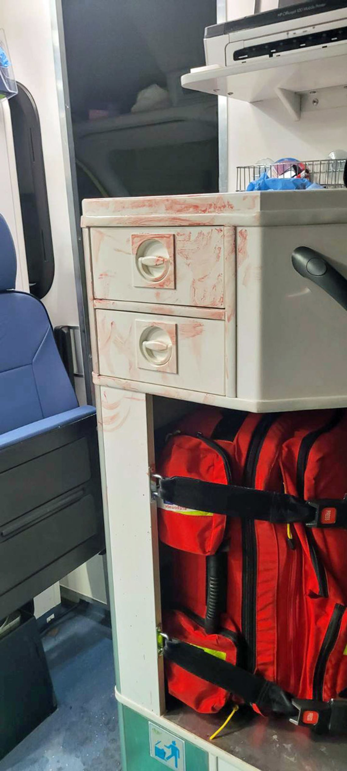 Pijana 37-lataka na imprezie uderzyła głową w kant stołu. Potem dostała szału w karetce