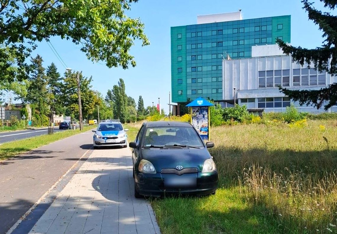 Pijana 60-latka jechała chodnikiem, zaparkowała na trawniku. Tłumaczyła, że wiezie dokumenty do sądu