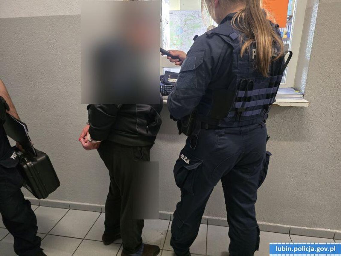 Pijana babcia jechała odebrać wnuka z przedszkola. Wpadła, bo wjechała na zamkniętą drogę