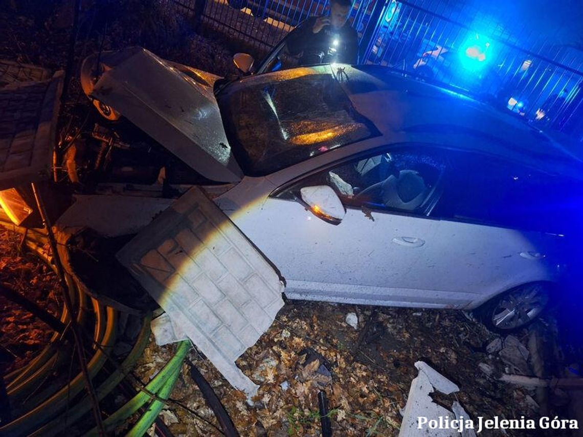 Pijana ekipa w skodzie próbowała ukraść paliwo. Skończyło się pościgiem i uderzeniem w betonowe ogrodzenie Pijana ekipa w skodzie próbowała ukraść paliwo. Skończyło się pościgiem i uderzeniem w betonowe ogrodzenie