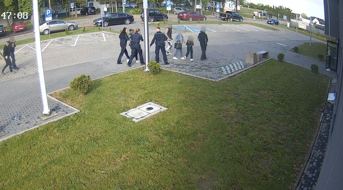 Pijana i agresywna kobieta w Audi ścigała auto z matką wiozącą dzieci. Udało jej się podjechać pod komendę Pijana i agresywna kobieta w Audi ścigała auto z matką wiozącą dzieci. Udało jej się podjechać pod komendę