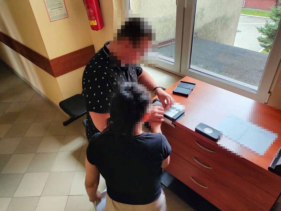 Pijana kobieta miała dziecko pod opieką. Nie otwierała drzwi, potem rzuciła piwem w policjanta