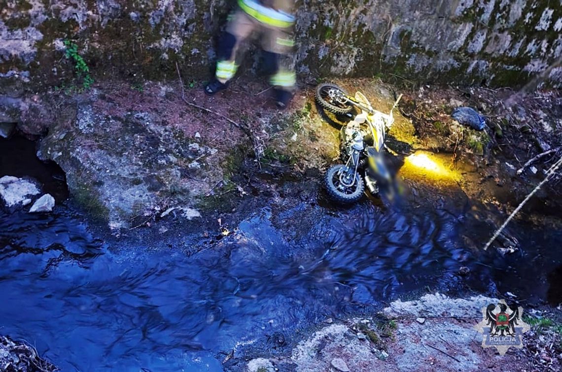 Pijana kobieta na crossie wpadła do potoku. Została zabrana do szpitala