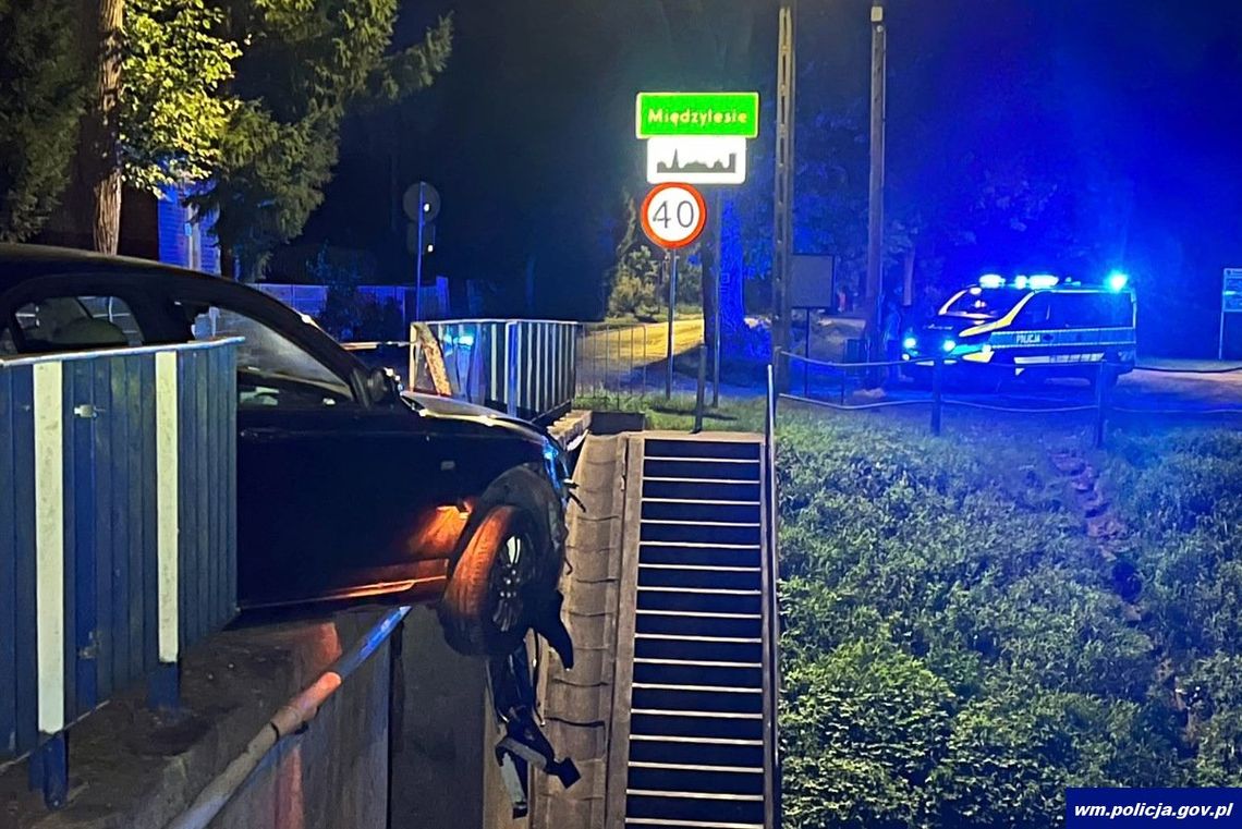 Pijana kobieta prawie wpadła autem do kanału. Właściciel siedział obok Pijana kobieta prawie wpadła autem do kanału. Właściciel siedział obok