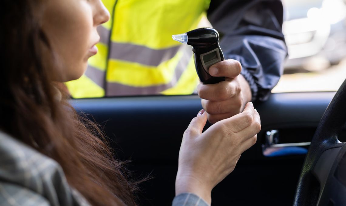 Pijana kobieta próbowała ominąć patrol policji. Wiozła syna na naukę jazdy Pijana kobieta próbowała ominąć patrol policji. Wiozła syna na naukę jazdy