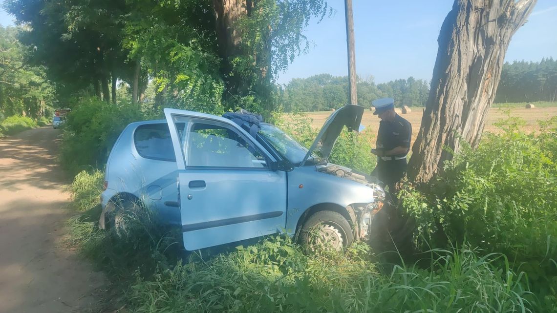 Pijana kobieta rozbiła auto na drzewie i uciekła. W środku zostawiła 7-letniego syna Pijana kobieta rozbiła auto na drzewie i uciekła. W środku zostawiła 7-letniego syna