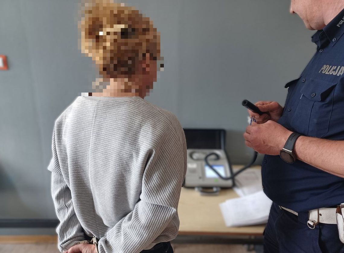 Pijana kobieta stuknęła pod marketem w auto policjanta. Potem chciała się "dogadać"