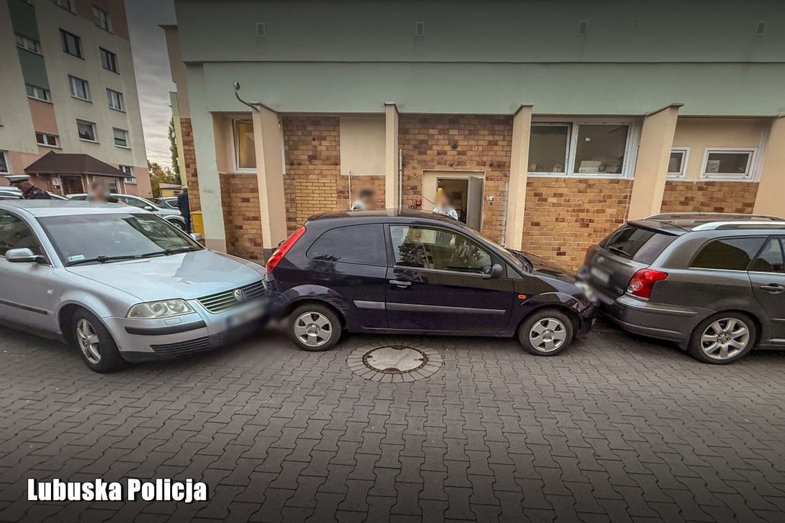 Pijana kobieta w passacie wjechała w zaparkowane auta. Potem próbowała pójść do domu