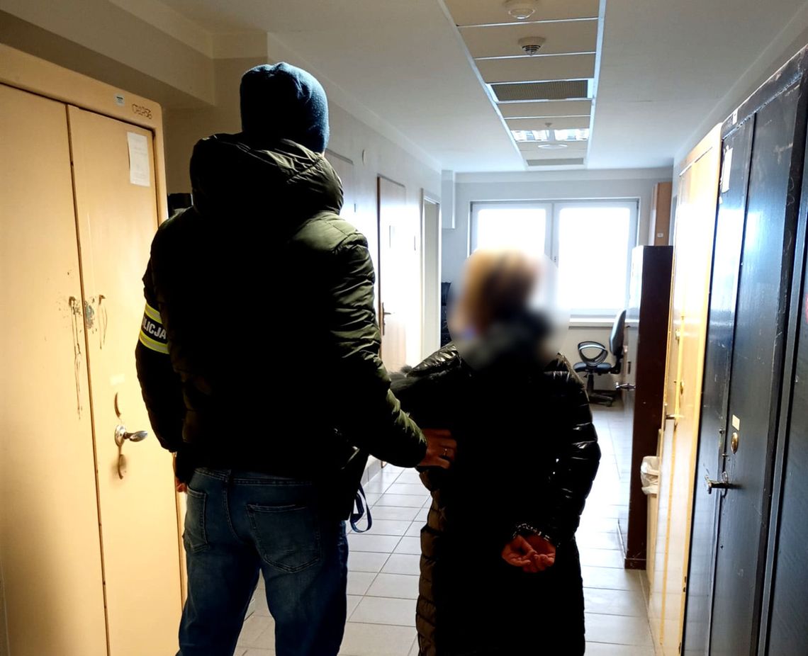 Pijana kobieta wbiła się autem w ogrodzenie kościoła. Jechała po piwo dla siebie i męża