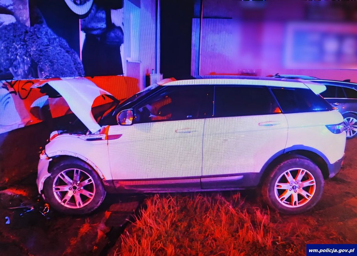 Pijana kobieta wjechała autem w budynek. Jechała z koleżanką. Obie mają połamane nogi