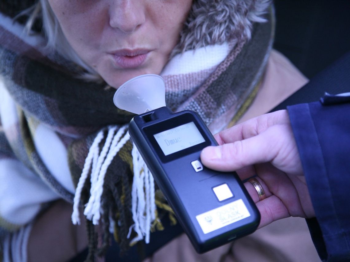 Pijana kobieta zasnęła w aucie przy dystrybutorze. Obsługa stacji paliw wezwała na miejsce policję