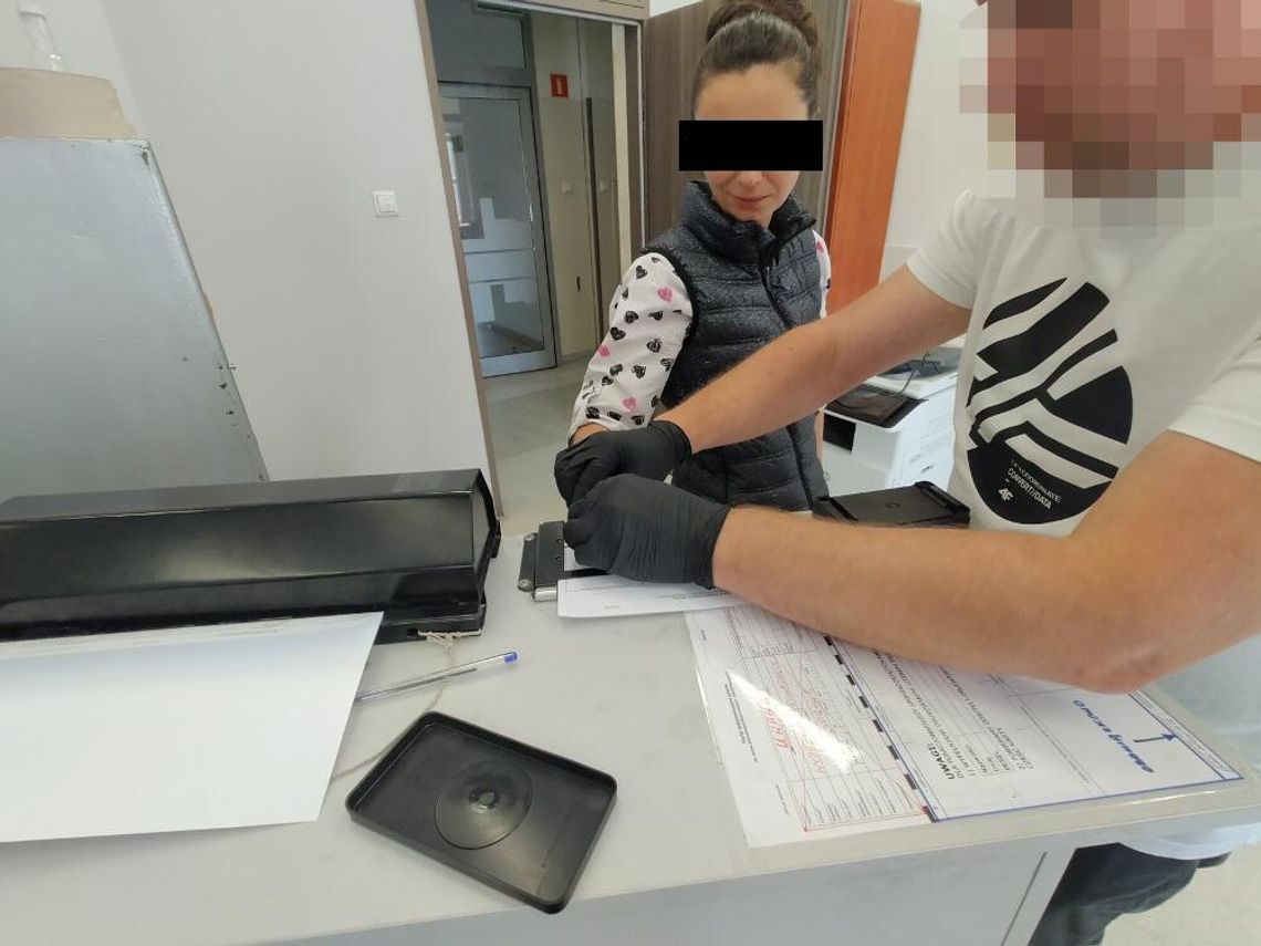 Pijana Ukrainka zaatakowała policjantów i demolowała radiowóz. Wcześniej blokowała ruch na ulicy