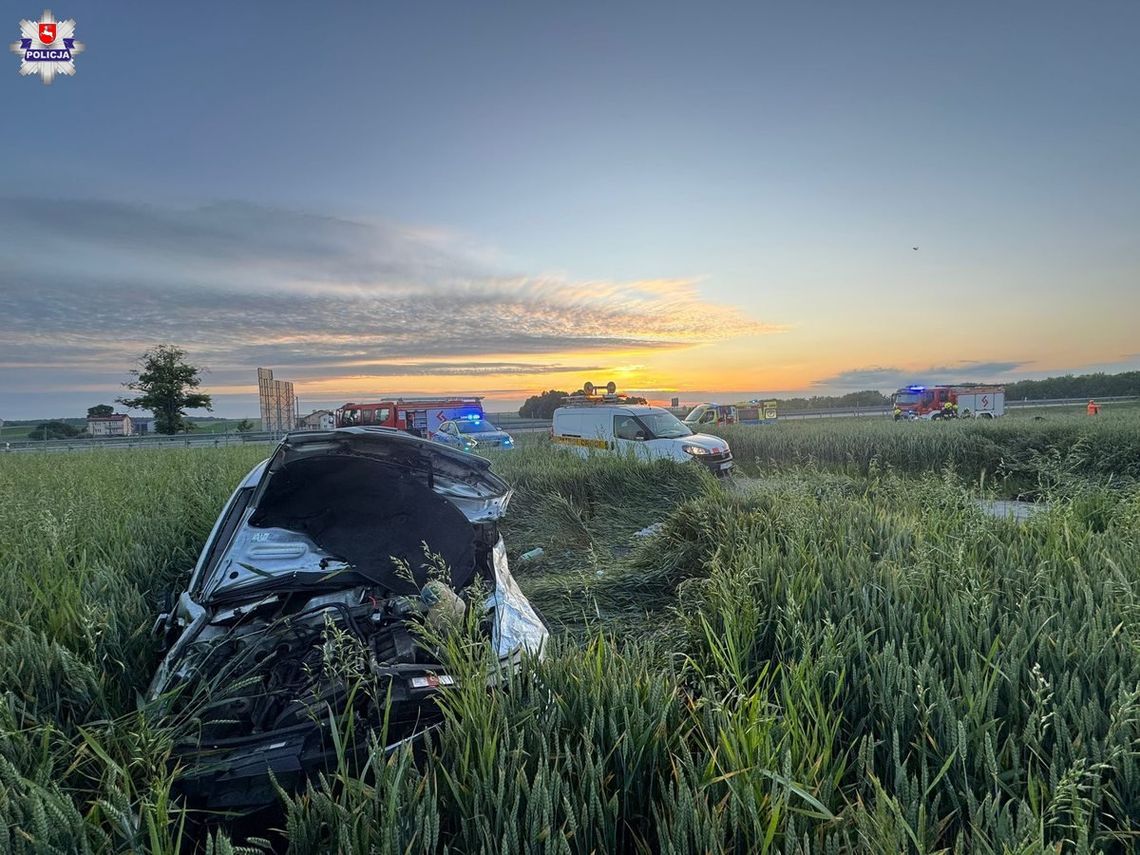 Pijanego kierowcę wyrzuciło z auta w trakcie dachowania. Gdy przyjechały służby, smacznie spał w zbożu