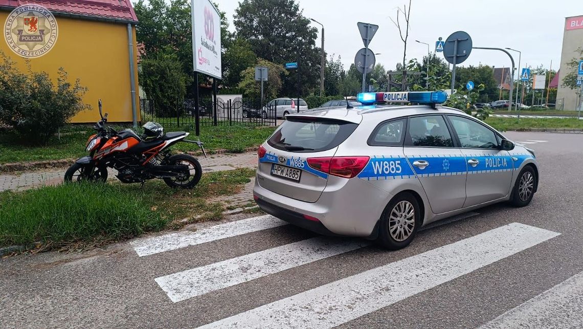 Pijani 15-latkowie jeździli motocyklem. Wpadli, bo zatrzymali się i "załatwili" na zaparkowane auta