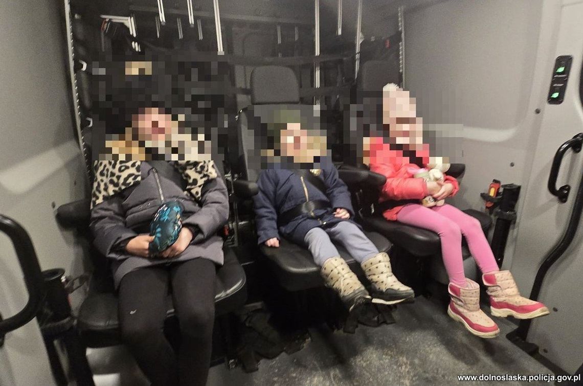 Pijani dorośli, małe dzieci i ucieczka z miejsca kolizji. Policjanci odkryli szokującą prawdę