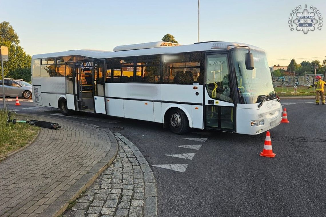 Pijani koledzy jechali we dwóch na hulajnodze elektrycznej. Pasażer spadł i uderzył głową w autobus Pijani koledzy jechali we dwóch na hulajnodze elektrycznej. Pasażer spadł i uderzył głową w autobus