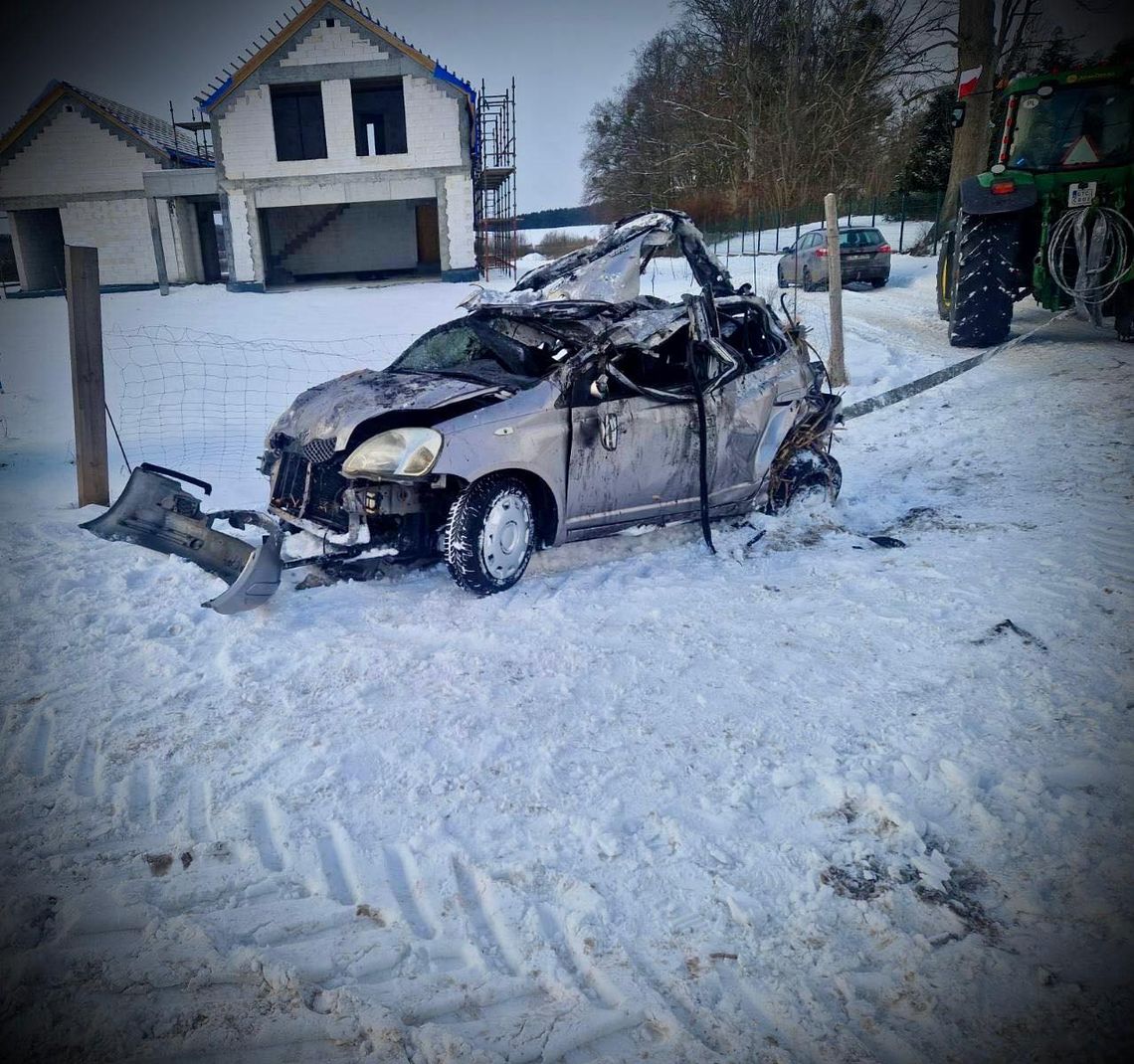 Pijani mężczyźni jeździli po zamarzniętym rozlewisku. Lód nie wytrzymał i Toyota wpadła pod wodę
