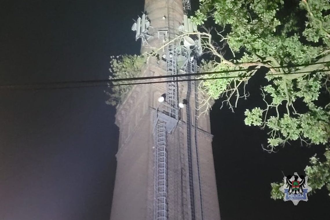 Pijani mężczyźni wdrapali się na kilkudziesięciometrowy komin. Jeden nie chciał zejść przez kilka godzin