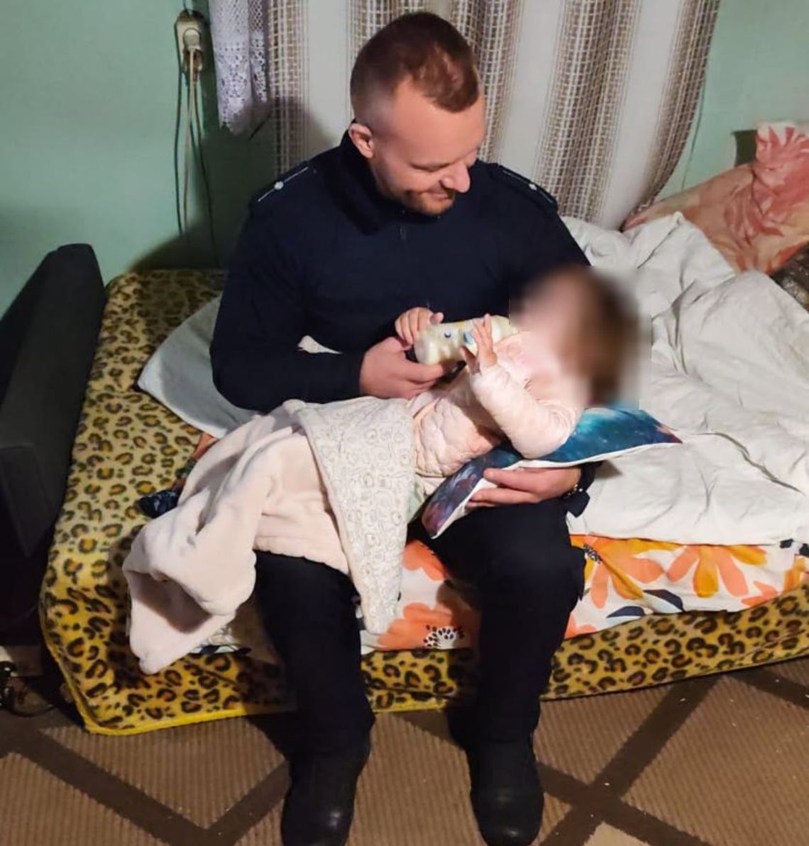 Pijani rodzice i głodna dwulatka w mieszkaniu. Wpadli, bo 50-latek podczas kłótni uderzył żonę