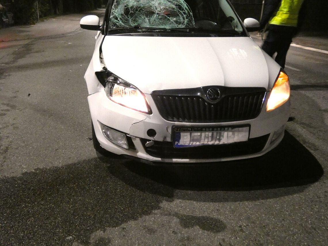 Pijany 16-latek na hulajnodze elektrycznej zderzył się z samochodem. Jechał z dziewczyną. Oboje wylądowali w szpitalu