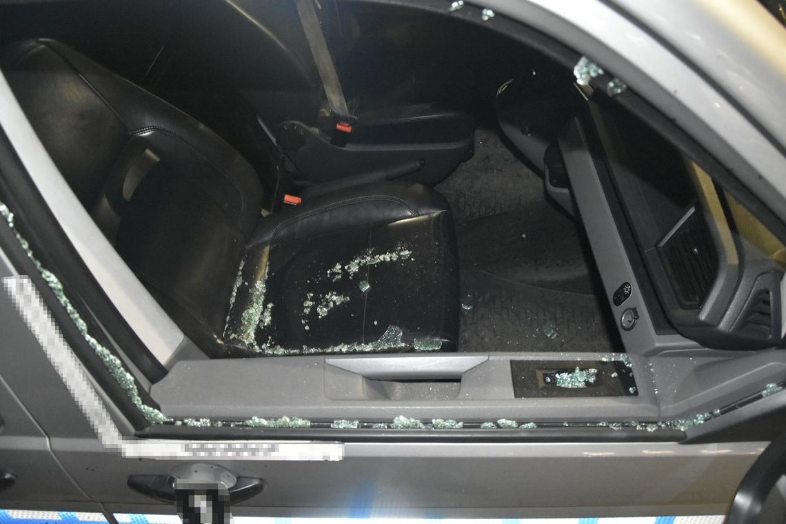 Pijany 16-latek uciekł z karetki, zdemolował autobus i rzucił flaszką w radiowóz raniąc policjanta