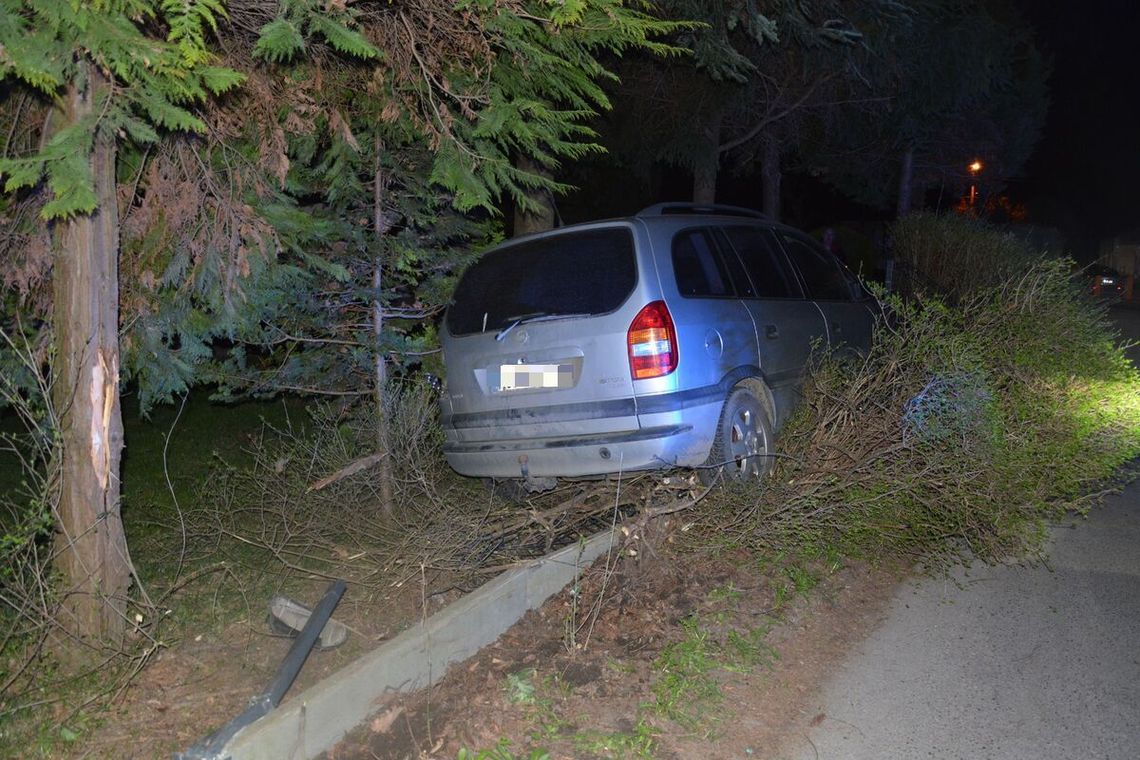 Pijany 16-latek za kierownicą Opla. Nocny rajd zakończył uderzeniem w ogrodzenie posesji Pijany 16-latek za kierownicą Opla. Nocny rajd zakończył uderzeniem w ogrodzenie posesji