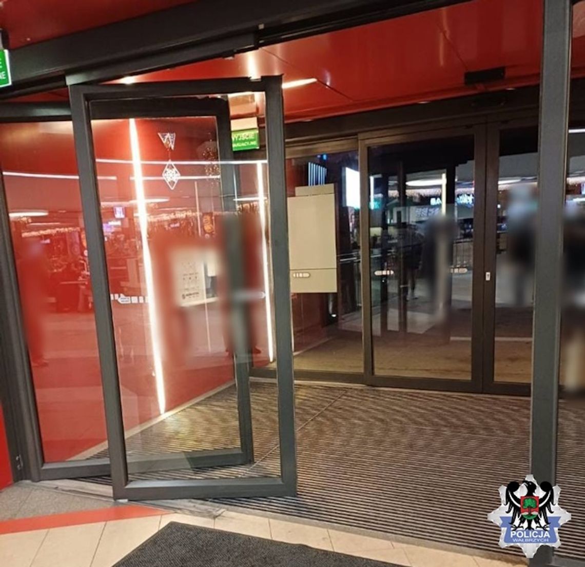 Pijany 17-latek zdemolował wejście do galerii. Grozi mu za to nawet 5 lat więzienia