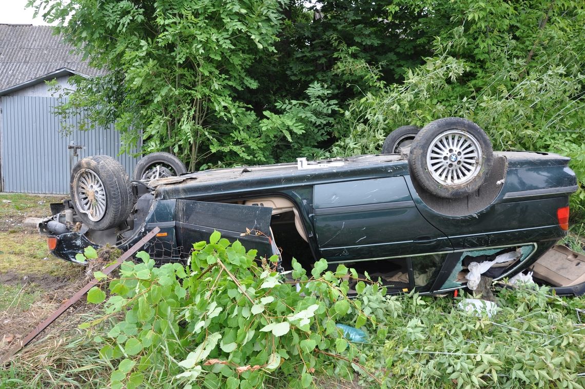 Pijany 18-latek dachował BMW, porzucił auto i zbiegł z miejsca. Prawo jazdy ma od niespełna 3 miesięcy