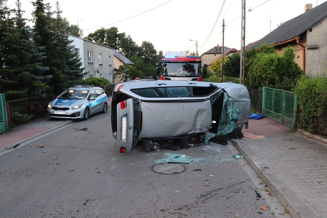 Pijany 18-latek dachował BMW. W wypadku ucierpiał pasażer osobówki