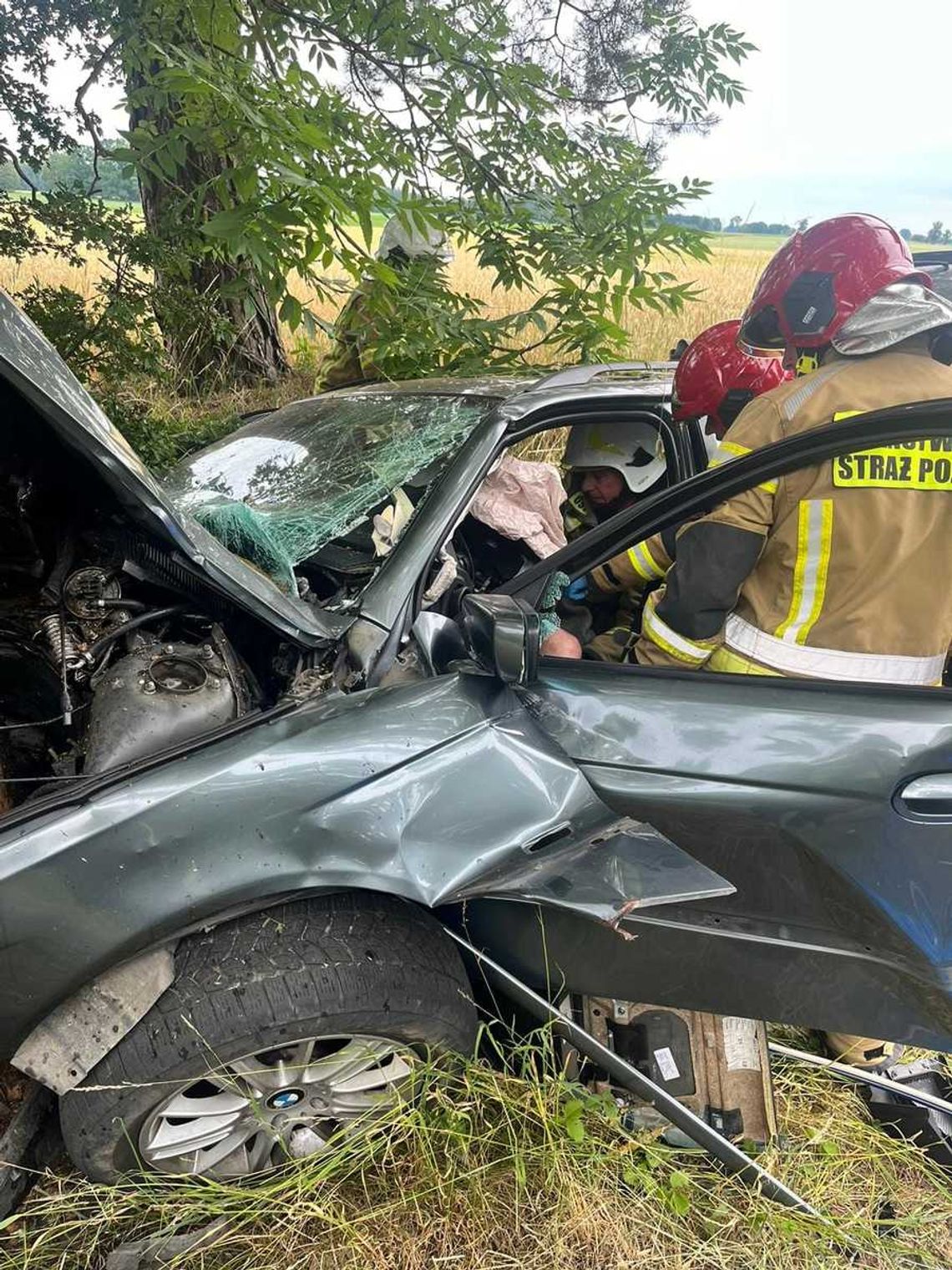 Pijany 18-latek roztrzaskał BMW na drzewie. Z poważnymi obrażeniami trafił do szpitala [ZDJĘCIA]