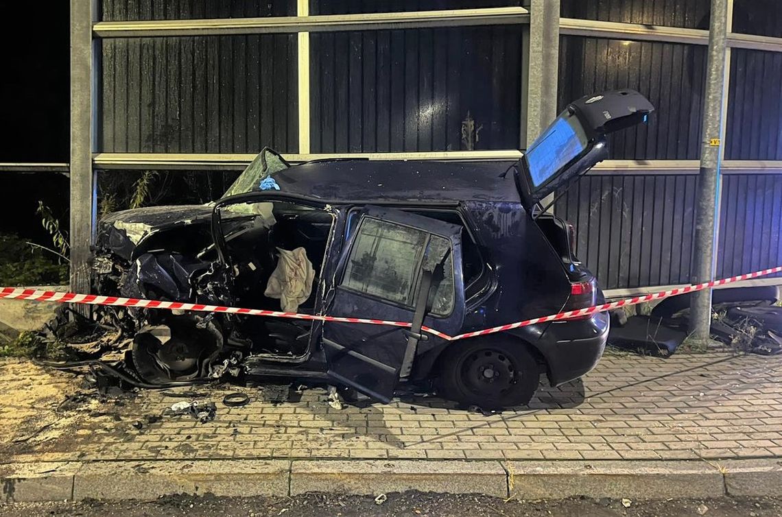 Pijany 19-latek ciężko ranny po dachowaniu volkswagena. Jechał bez prawa jazdy, auto nie miało OC