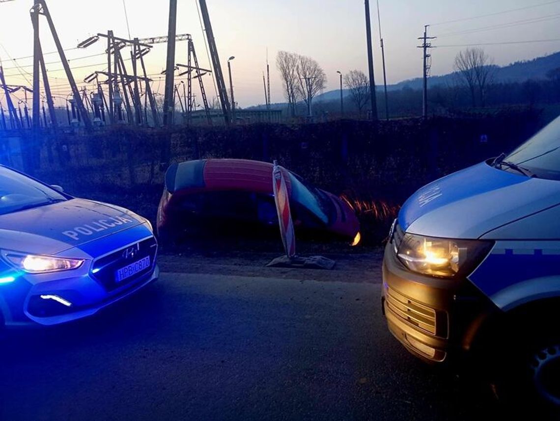 Pijany 19-latek rozbił Audi w rowie. Miał 1,3 promila i... fałszywe prawo jazdy