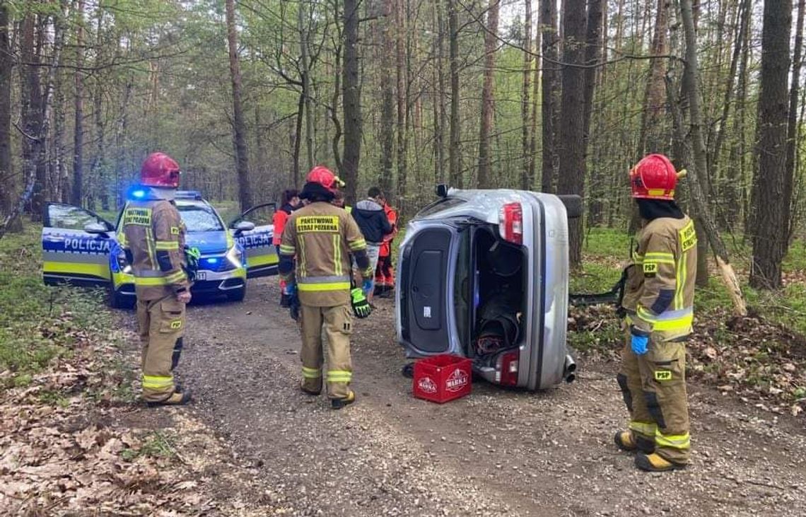 Pijany 19-latek rozbił BMW na leśnej drodze. Razem z kolegą trafił do szpitala