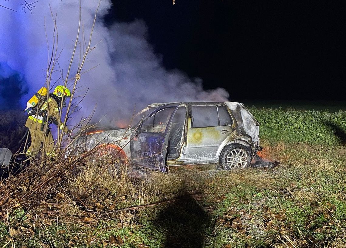 Pijany 19-latek stracił panowanie nad golfem i dachował. Po wypadku auto stanęło w ogniu Pijany 19-latek stracił panowanie nad golfem i dachował. Po wypadku auto stanęło w ogniu