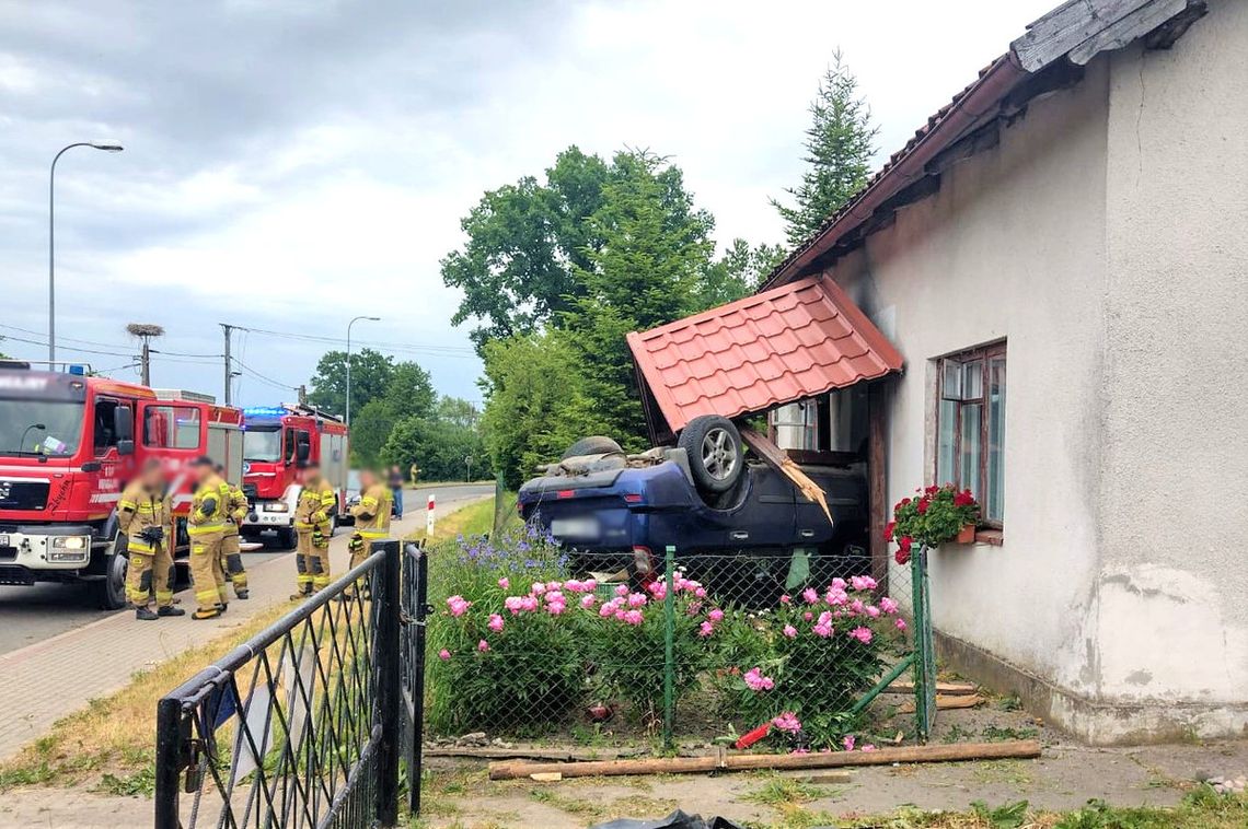 Pijany 19-latek stracił panowanie nad nissanem i wjechał na dachu w drzwi domu