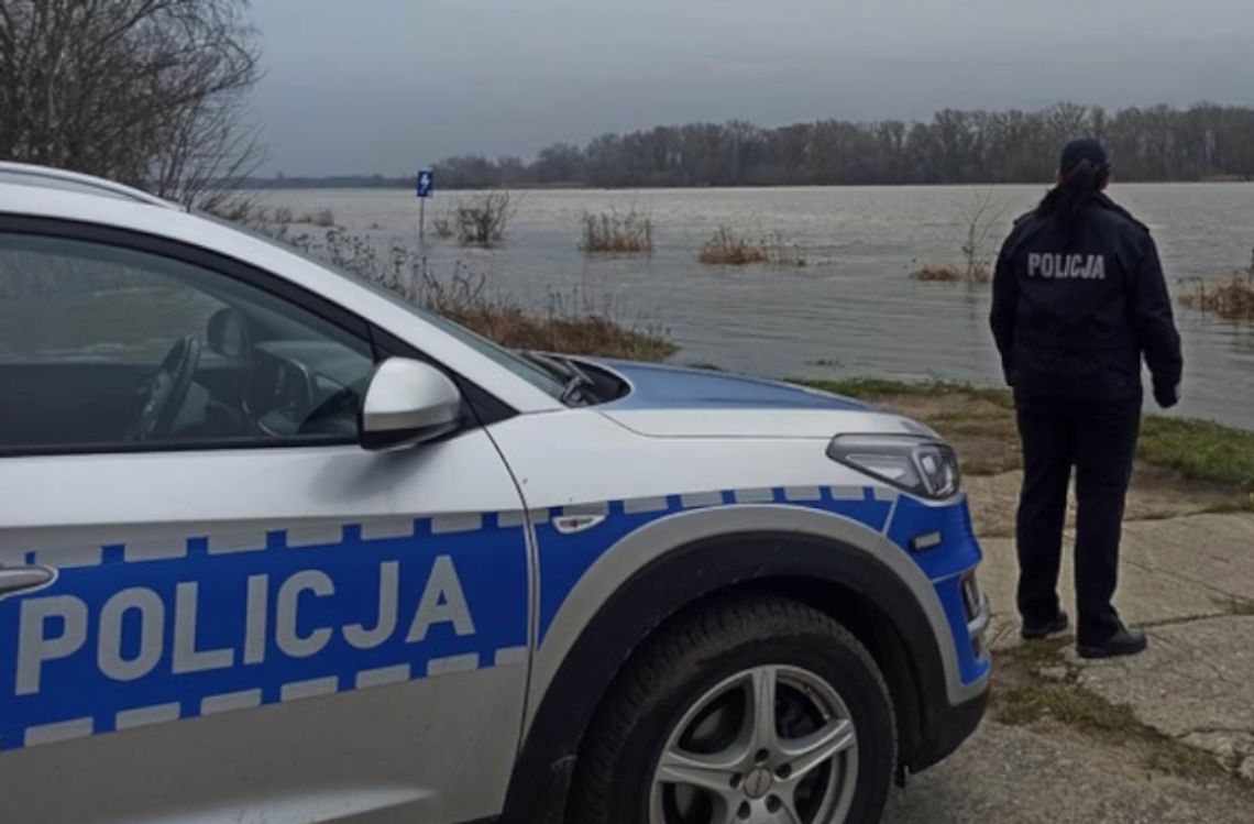 Pijany 19-latek uciekał oplem policji. Porzucił auto nad rzeką i przepłynął wpław na drugą stronę