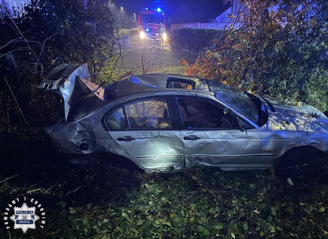Pijany 19-latek z Ukrainy dachował BMW na drodze krajowej. O jego losach zadecyduje Straż Graniczna Pijany 19-latek z Ukrainy dachował BMW na drodze krajowej. O jego losach zadecyduje Straż Graniczna