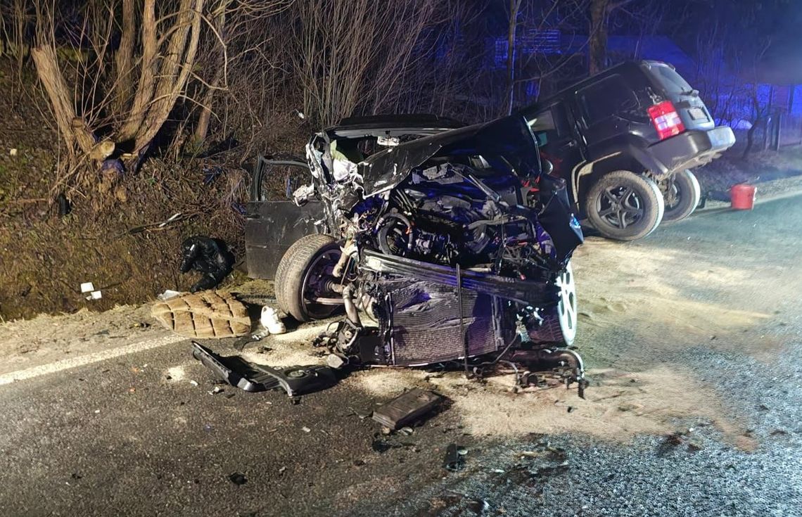 Pijany 20-latek bez prawa jazdy doprowadził do czołówki. Dwie osoby w szpitalu