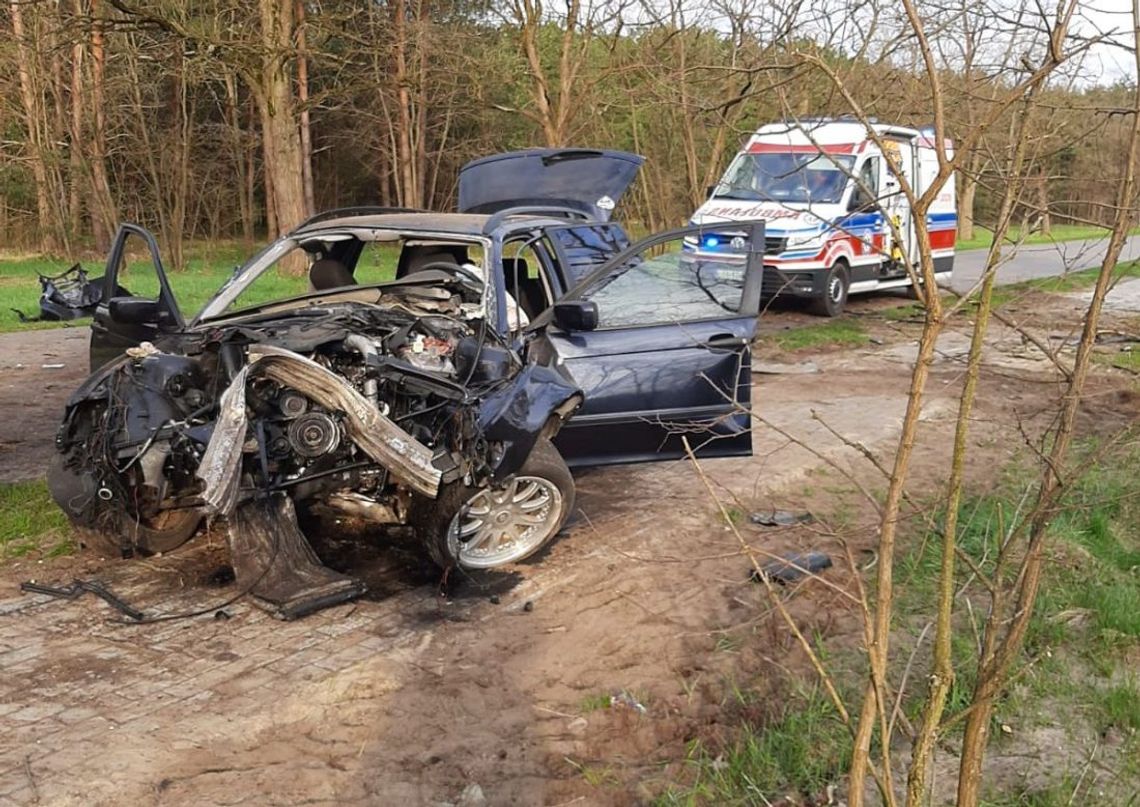 Pijany 20-latek rozbił BMW. Autem jechało 6 osób, ciężko ranna została 18-latka