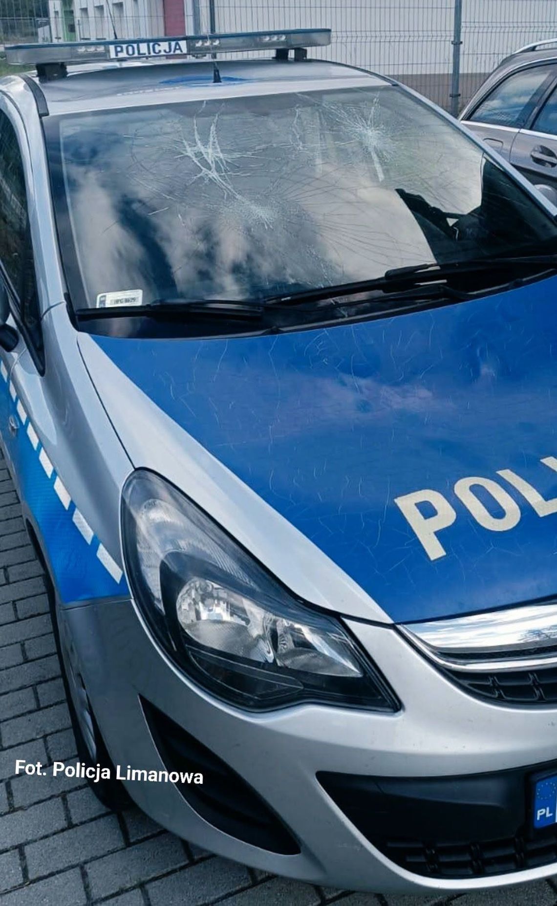 Pijany 20-latek siał zniszczenie pod komisariatem. Uszkodził dwa radiowozy i prywatne samochody Pijany 20-latek siał zniszczenie pod komisariatem. Uszkodził dwa radiowozy i prywatne samochody